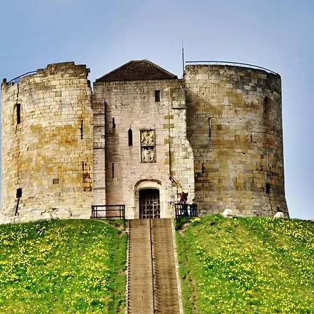 The Balmoral Close To The Racecourse Nyaraló