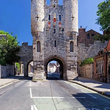 The Balmoral Close To The Racecourse